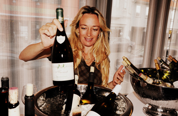 blond dame servere vin