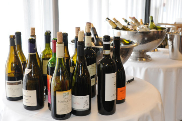 forskellige vine på bord med hvid dug