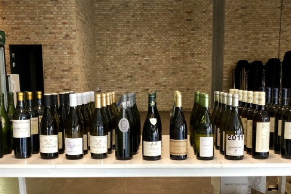 forskellige vine stillet op på bord