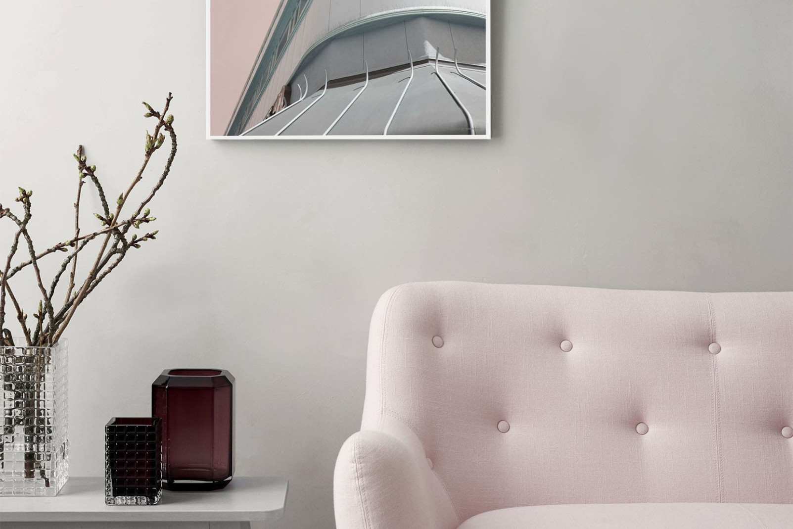vissevasse lyserød plakat foran lyserød sofa